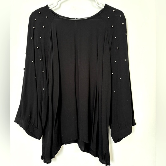 🎉4/30$🎉 Reitmans Black Boxy Blouse with 3/4 Sleeves and Embellishments🤍 - Picture 1 of 2